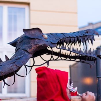 kovový drak procházející městem Trutnov