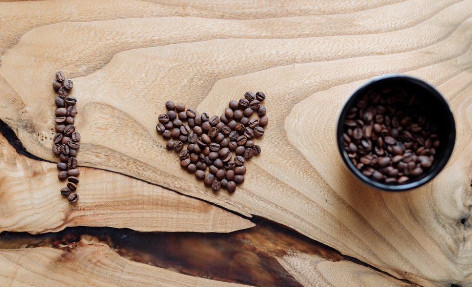 na dřevěném stole ze zrnek kávy udělané I love kávu