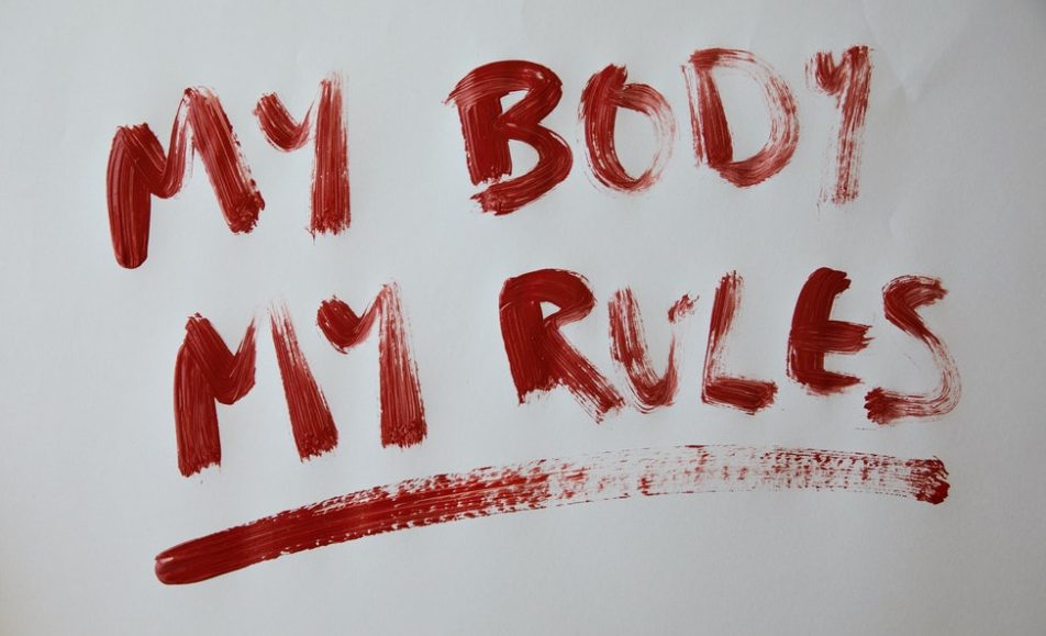na papíře napsané červenou barvou my body my rules
