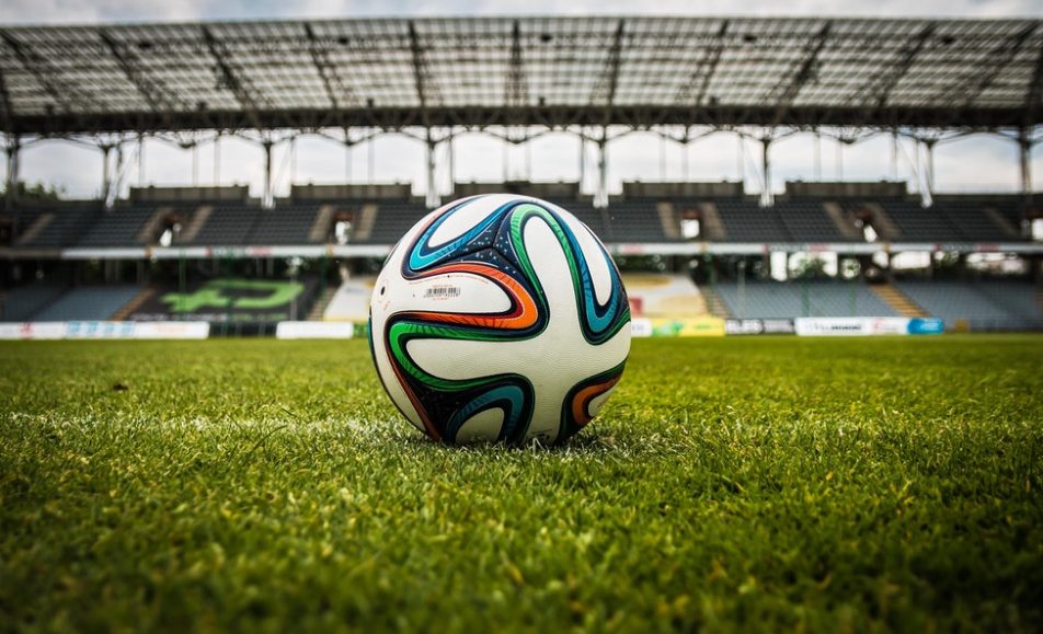detail fotbalového míče na trávě na stadionu